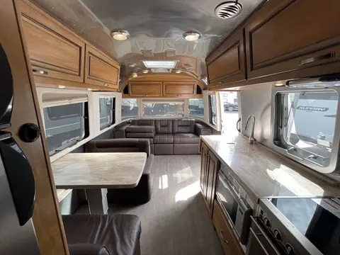 2017 Airstream Classic 30 — photo 3