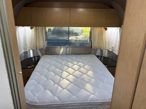 2015 Airstream Flying Cloud 27 Front Queen Bed 27 ft — photo 4