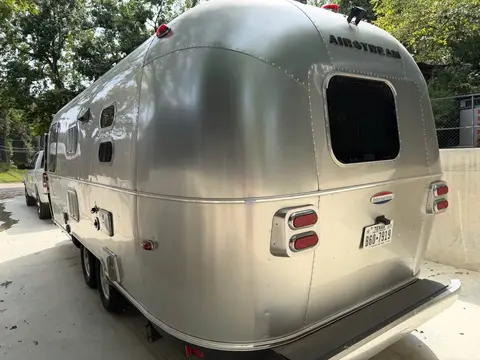 2015 Airstream International Signature 23FB — photo 4