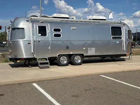 2018 Airstream Tommy Bahama 27FB — photo 2