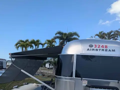 2017 Airstream International — photo 2