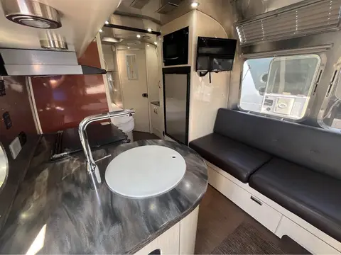 2017 Airstream International Serenity 23D — photo 5