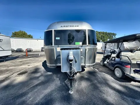 2018 Airstream International Signature 25FB Twin — photo 4