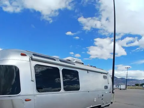 2022 Airstream Flying Cloud 23CB BUNK — photo 2