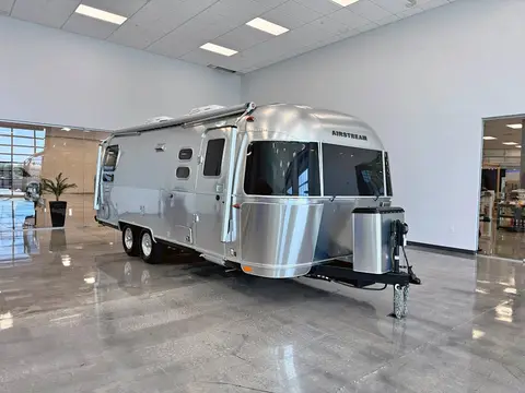 2022 Airstream International 25RBT — photo 2
