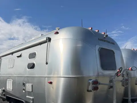 2017 Airstream Flying Cloud 23FB Queen — photo 3