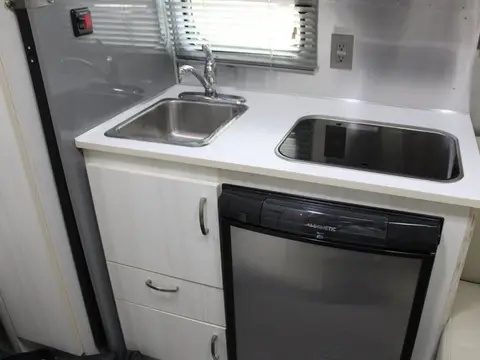 2017 Airstream Bambi 16RB Sport — photo 5