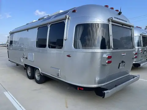 2017 Airstream International Signature 27FB — photo 5