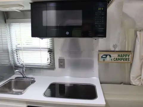 2017 Airstream Bambi 16RB Sport — photo 4