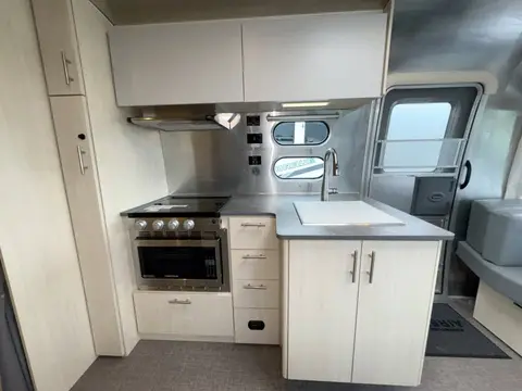 2025 Airstream Flying Cloud 25FB — photo 5