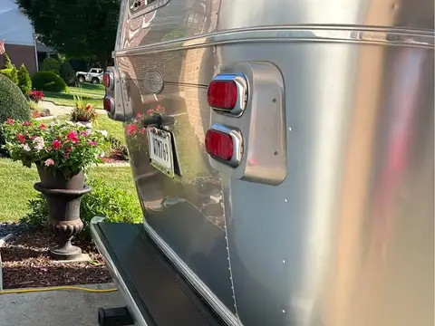2014 Airstream Flying Cloud 23 ft — photo 2