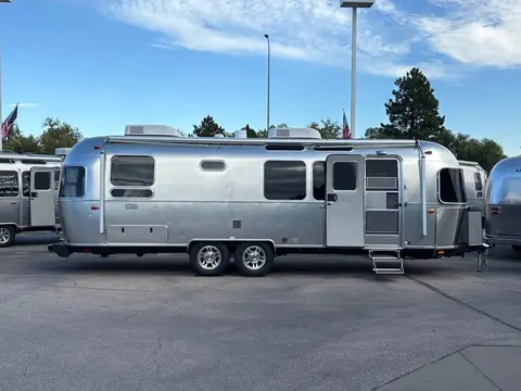 2027 Airstream Classic 28RT — photo 3