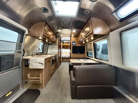 2018 Airstream Classic — photo 4