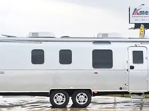 2026 Airstream Classic 33FB — photo 2