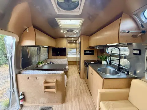 2011 Airstream Flying Cloud Rear Queen Bed — photo 2