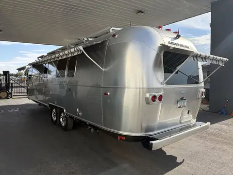 2018 Airstream Classic — photo 4