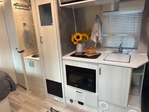 2022 Airstream Bambi 19 ft — photo 5