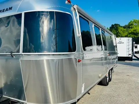 2024 Airstream Classic 30 RBT — photo 4