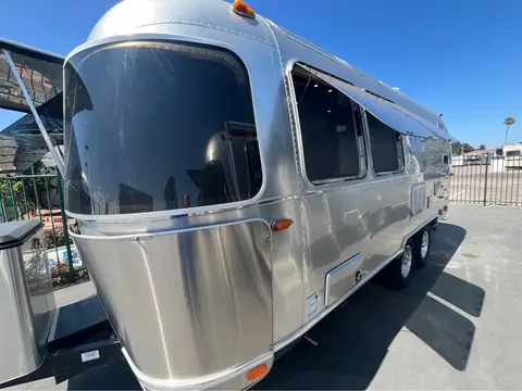2017 Airstream International Serenity 23D — photo 3