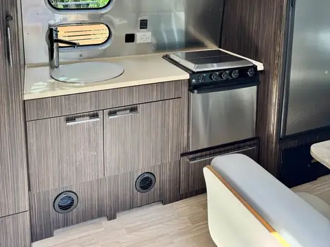 2016 Airstream International Signature 23ft FB 23 ft — photo 4