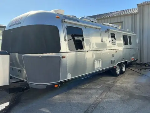 2018 Airstream Classic 33FBQ — photo 3