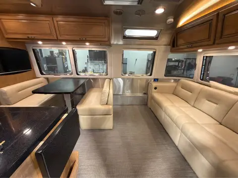 2018 Airstream Classic — photo 5