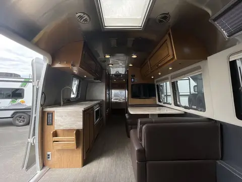 2017 Airstream Classic 30 — photo 2