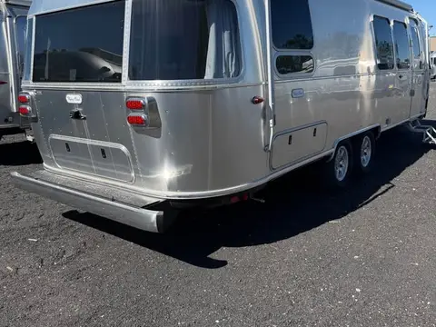 2024 Airstream Flying Cloud 28RB Twin — photo 3