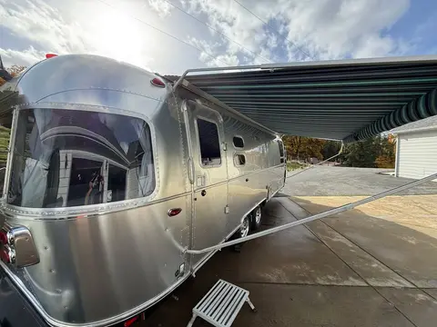 2021 Airstream International Serenity 27FB Twin — photo 4