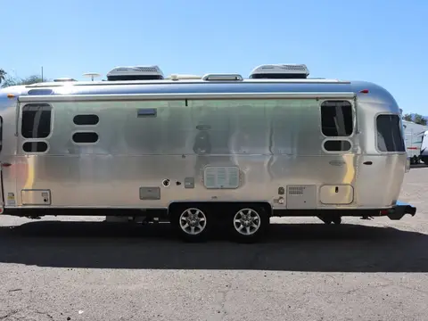 2016 Airstream Flying Cloud 26U — photo 3