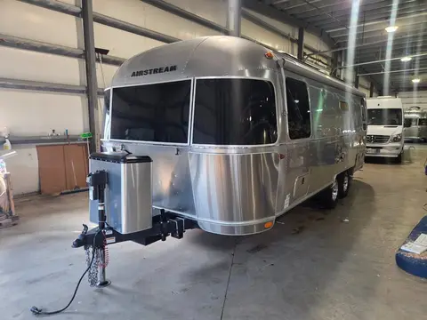 2023 Airstream Flying Cloud 25RBT; rear — photo 3