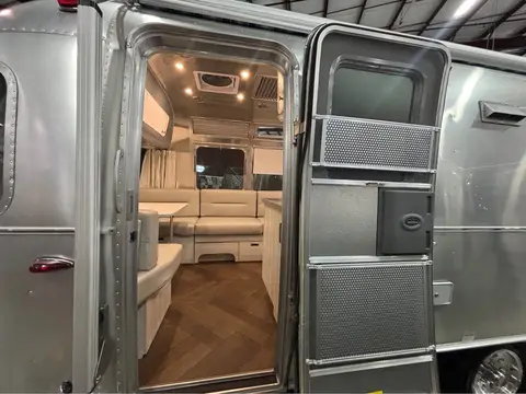 2026 Airstream International 25FB — photo 3
