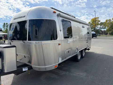 2025 Airstream Flying Cloud 23FB — photo 2