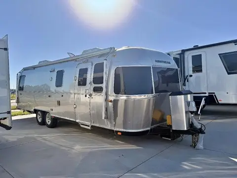 2018 Airstream Classic 30RB — photo 1