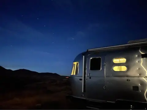 2020 Airstream Globetrotter 25 FBQ — photo 2