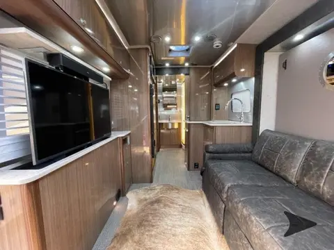 2019 Airstream Atlas murphy suite — photo 5