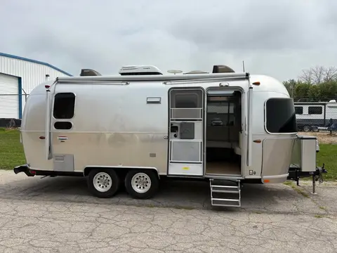 2019 Airstream International 23CB — photo 2