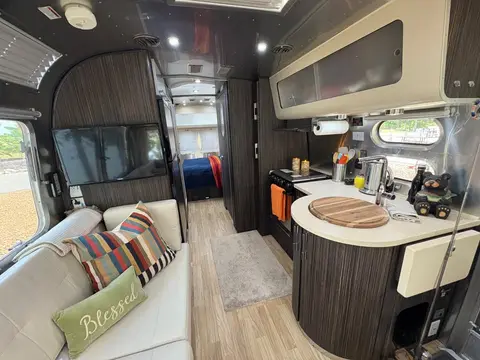 2017 Airstream International Signature Christopher Deam edition; 25 queen bed — photo 2