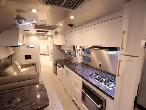 2023 Airstream Classic 33FB Twin — photo 4