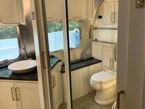 2021 Airstream Classic — photo 5