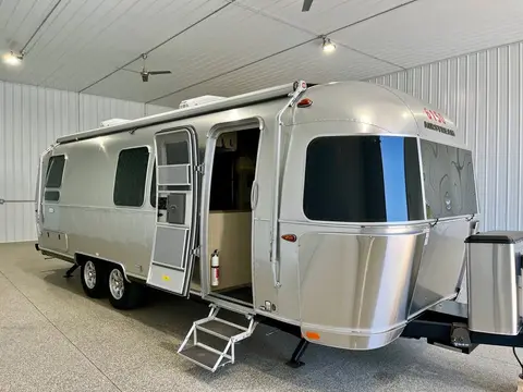 2025 Airstream Flying Cloud 28' Twin 28 ft — photo 2