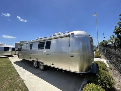 2019 Airstream Classic 33RBQ — photo 4