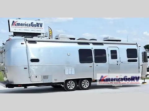 2017 Airstream Flying Cloud 30 Bunk FB — photo 2