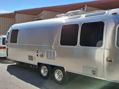 2018 Airstream International Serenity 27FB — photo 3