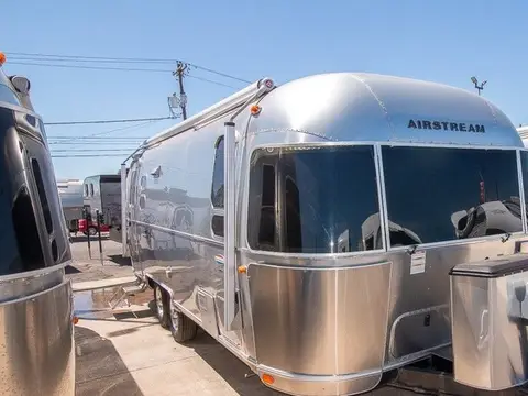 2018 Airstream International Signature 25FB Twin — photo 3