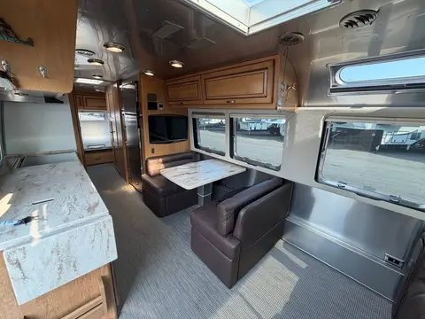2019 Airstream Classic 30QB — photo 5