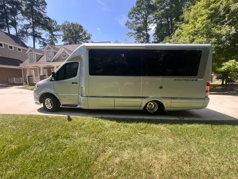 2022 Airstream Tommy Bahama — photo 3