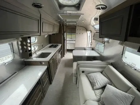2023 Airstream Classic — photo 5