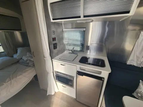 2022 Airstream Bambi 16RB — photo 5