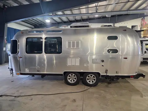 2017 Airstream 23cb bunk! — photo 5